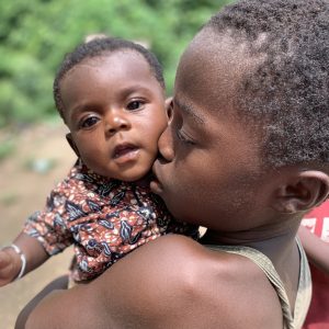 Enfant et son petit frère dans un village partenaire de JAIMESUD en Afrique de l'Ouest
