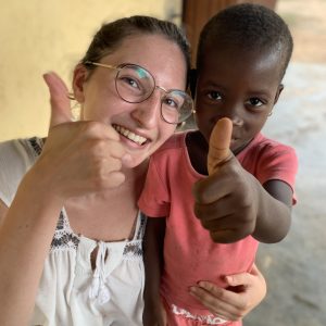 Bénévole JAIMESUD avec un enfant lors d'une mission humanitaire en Afrique de l'Ouest