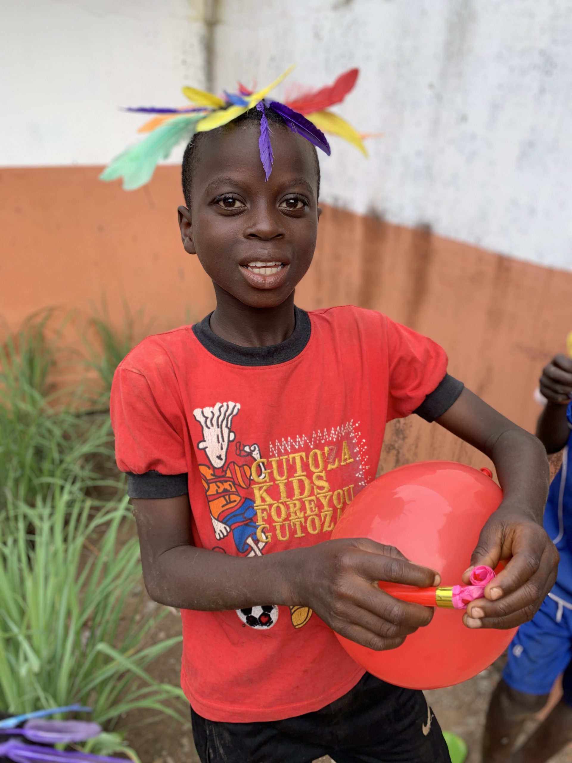 Enfant souriant lors d'une action solidaire de l'association JAIMESUD