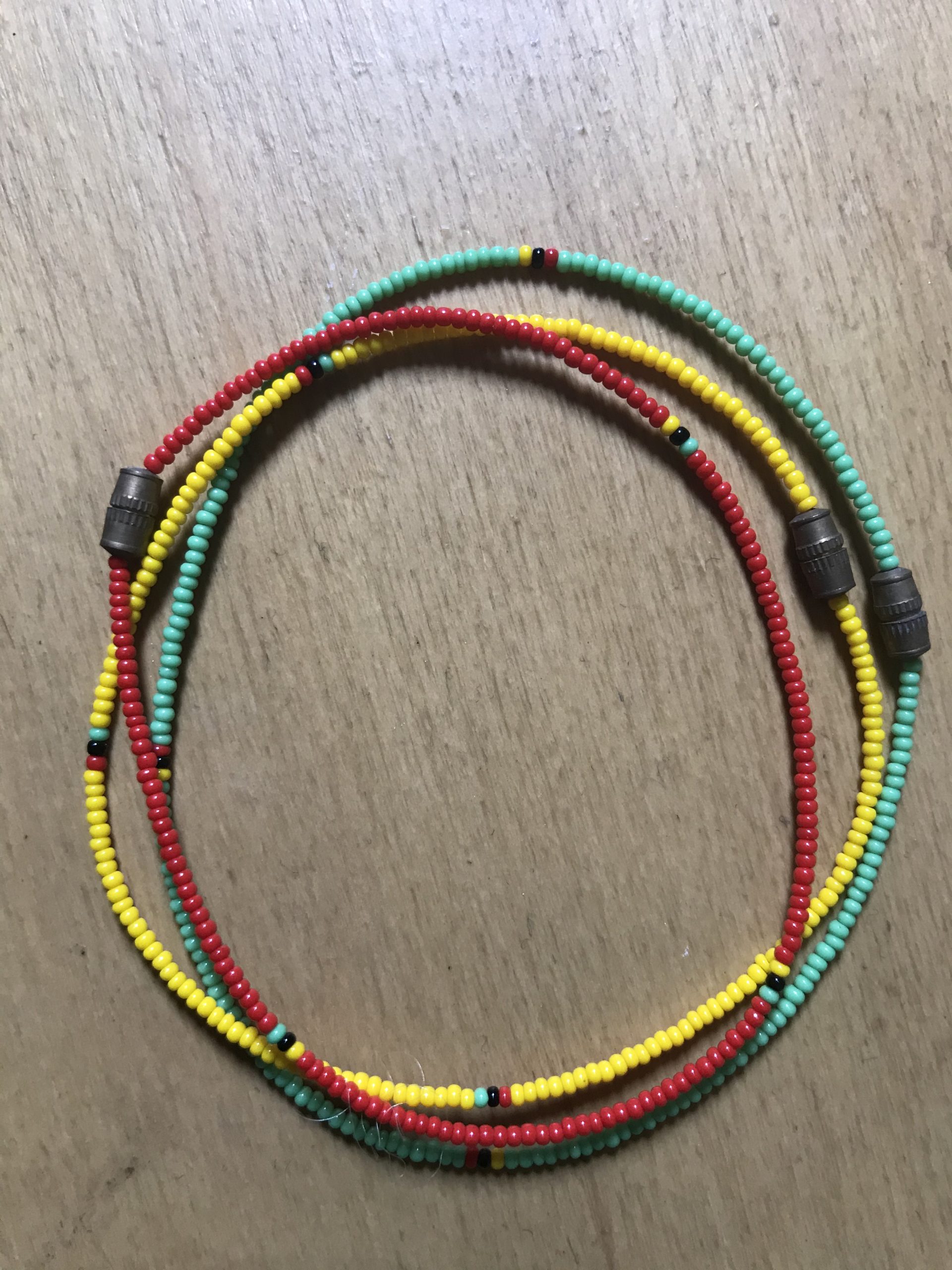 Rangs de perles colorées