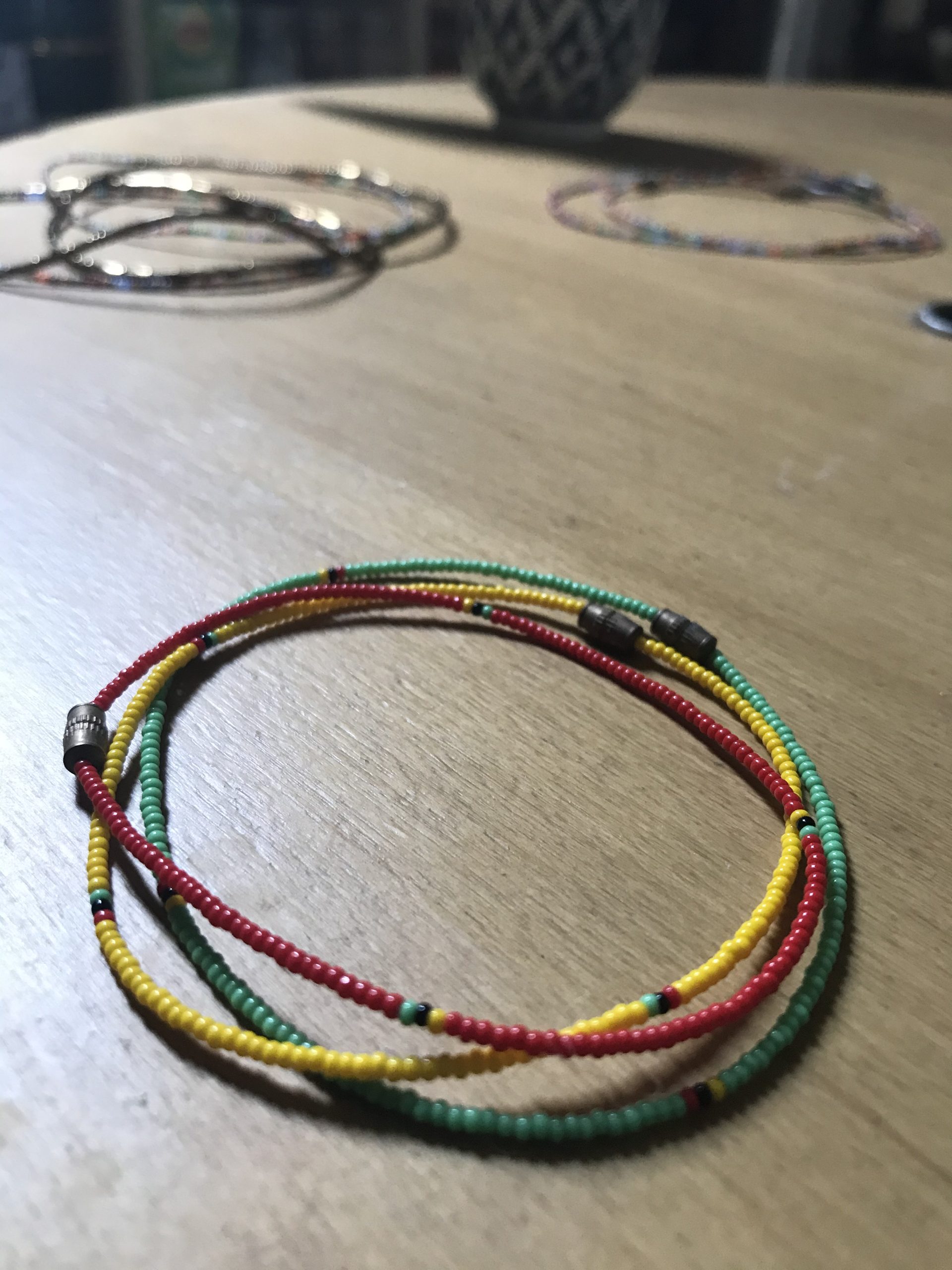 Rangs de perles colorées – Image 4