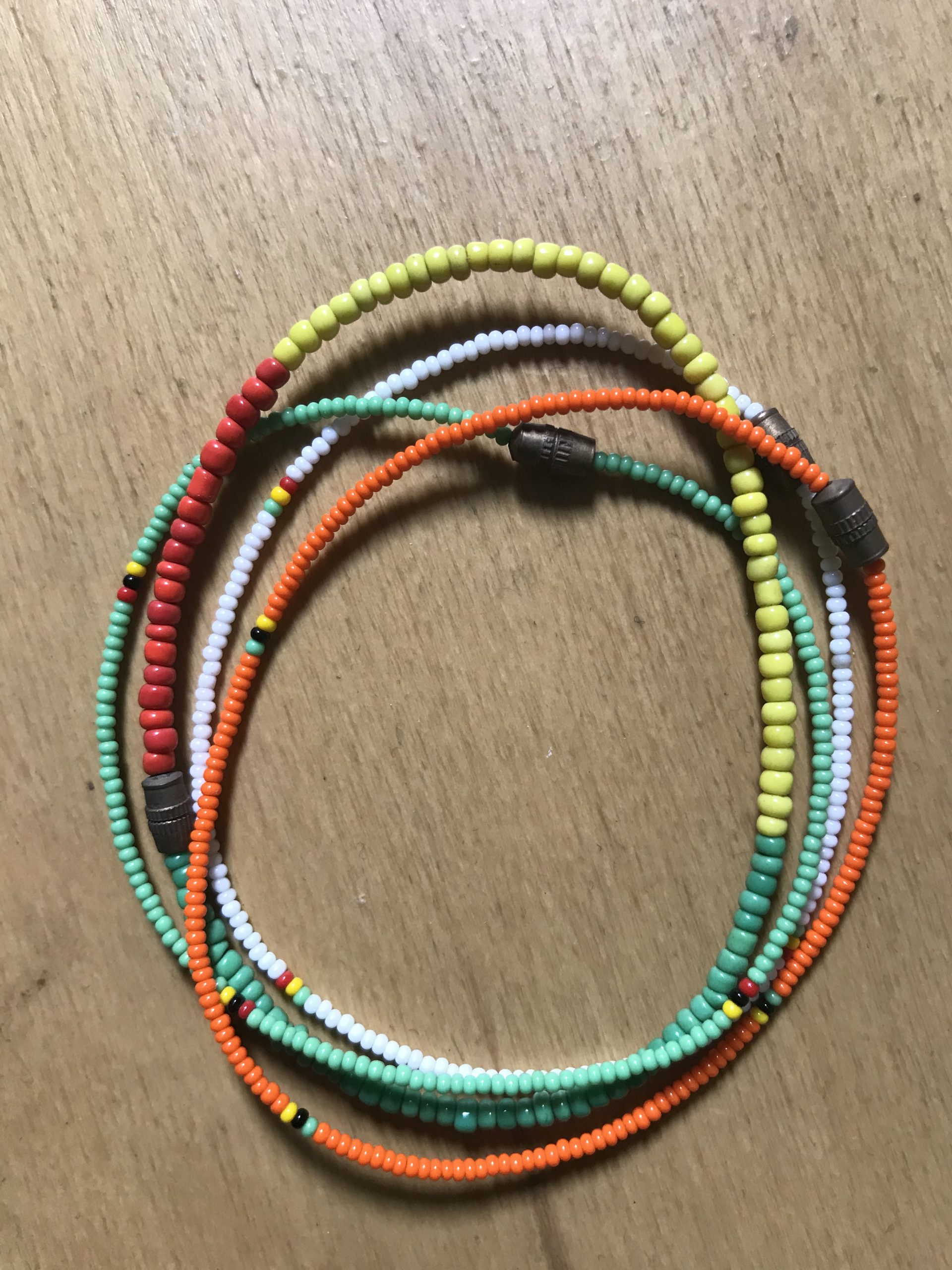 Rangs de perles colorées – Image 5