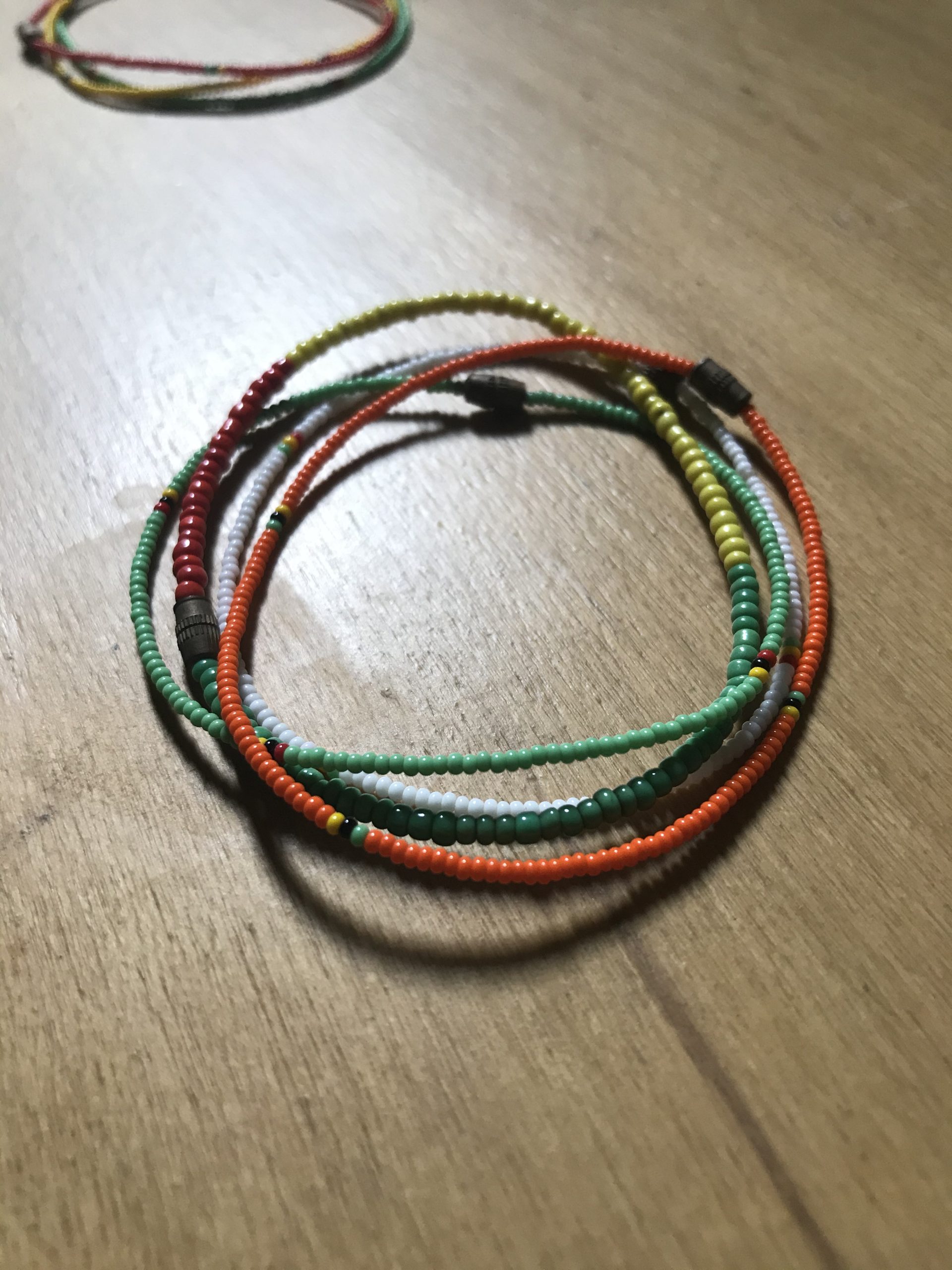 Rangs de perles colorées – Image 6