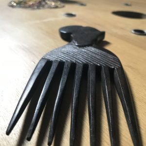 Peigne afro en bois sculpté