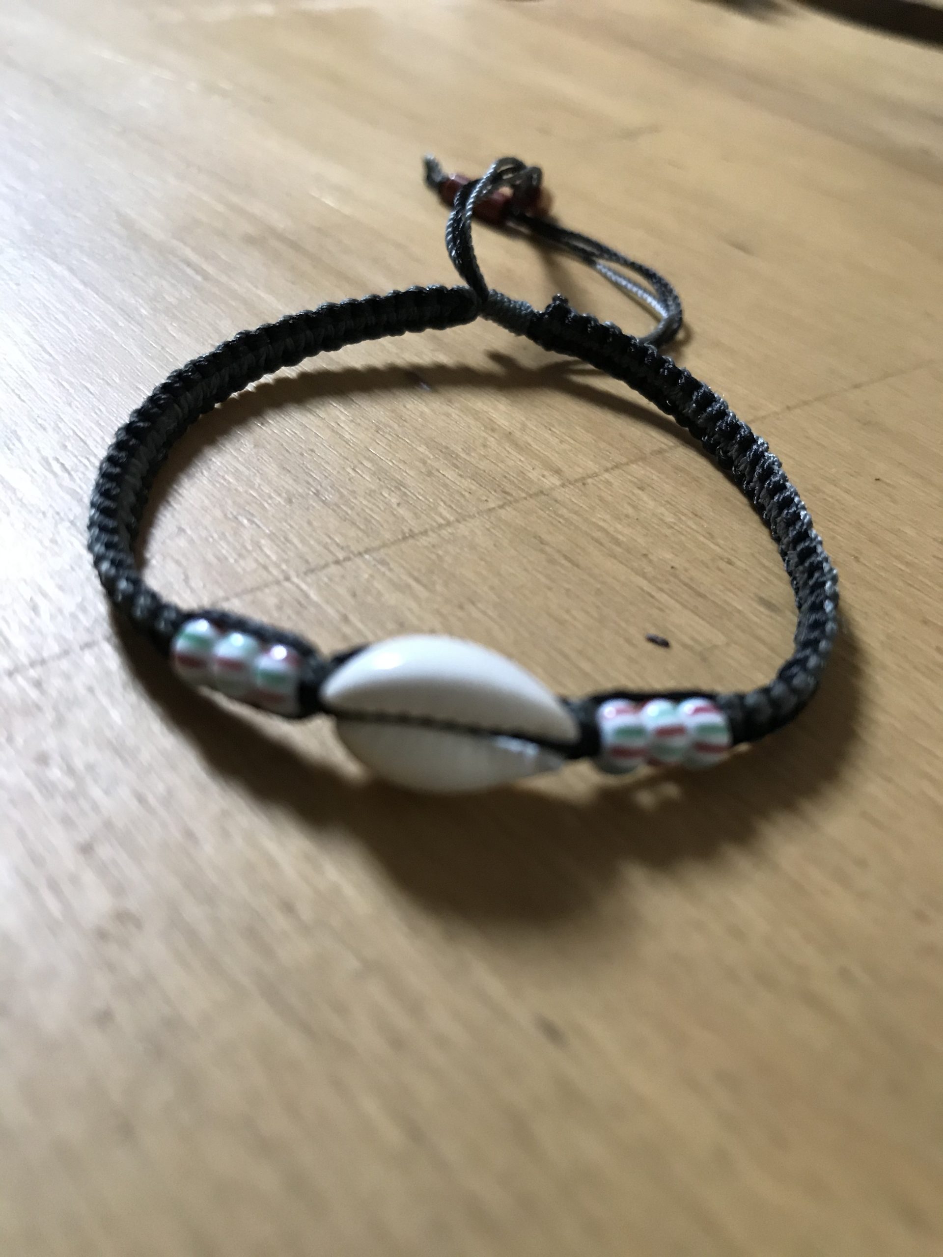 Bracelet cordon et cauri