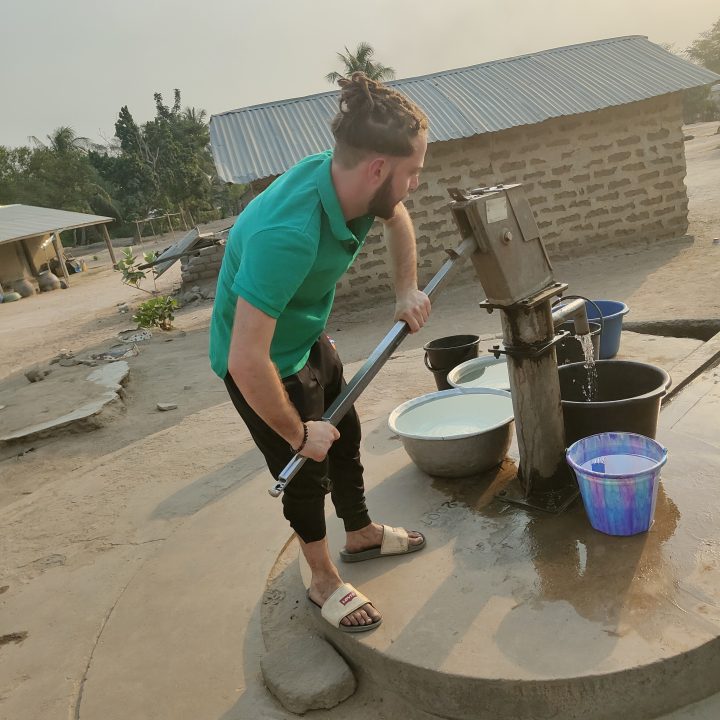 Nous construisons des dispositifs pour aider les villageois avoir accès à l’eau potable