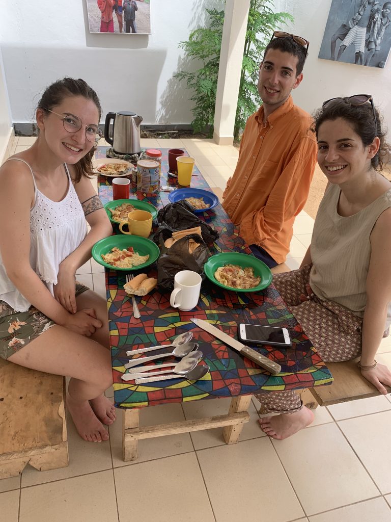 L'équipe JAIMESUD avec les habitants d'un village