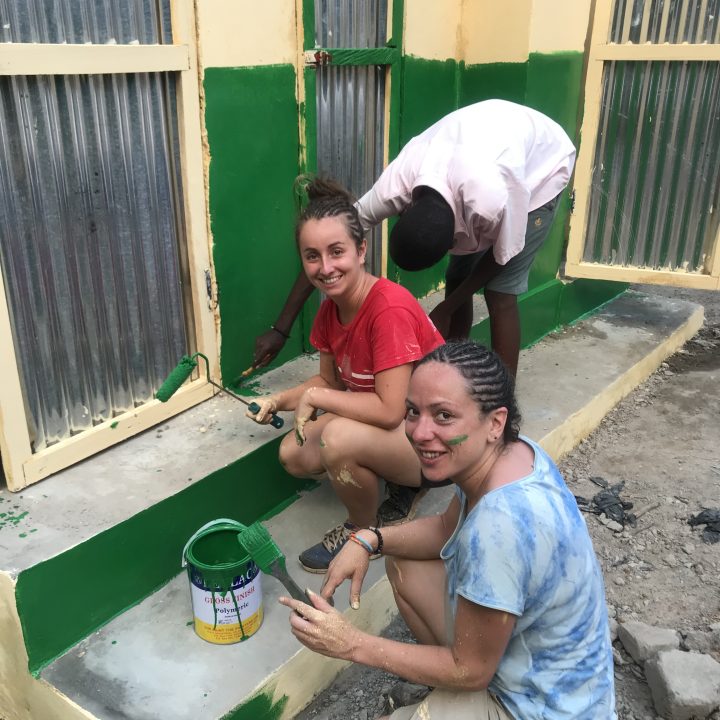 benevole-peinture-mur-ecole-3