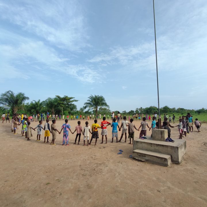 cour-ecole-village-drapeau-animation-avec-les-enfants