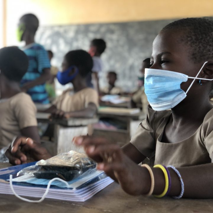 eleves-salle-de-classe-éducation-avec-masque