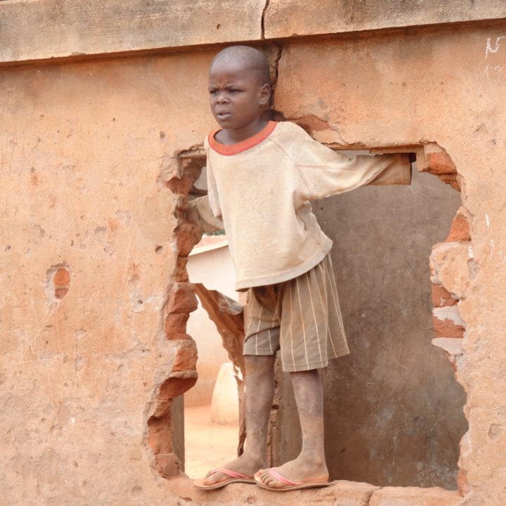 enfant-maison-terre-village
