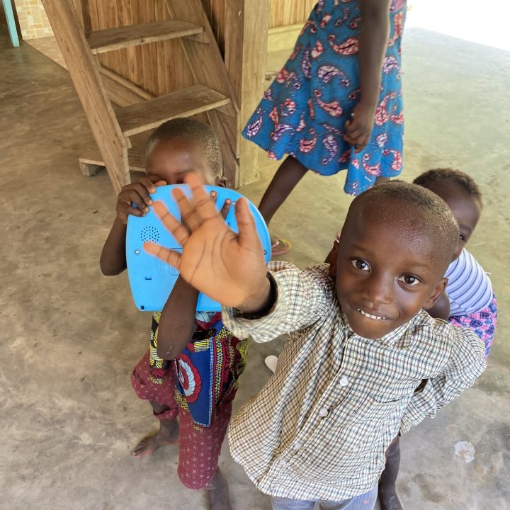 enfant-souriant-village