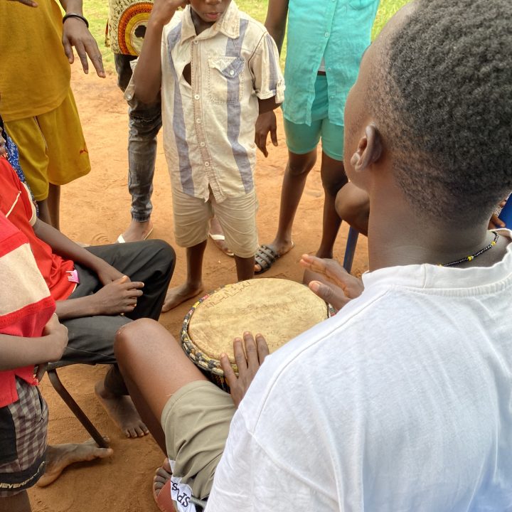 enfants-et-animateur-village