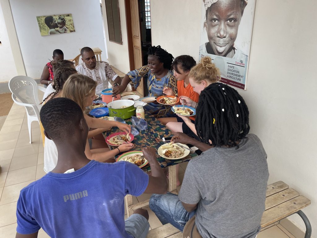 Bénévole JAIMESUD avec un enfant au Togo